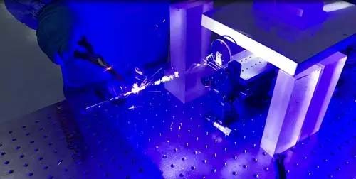 藍光激光器產(chǎn)業(yè)化應用：革新高反材料加工領(lǐng)域，新能源電池、3C優(yōu)勢突出